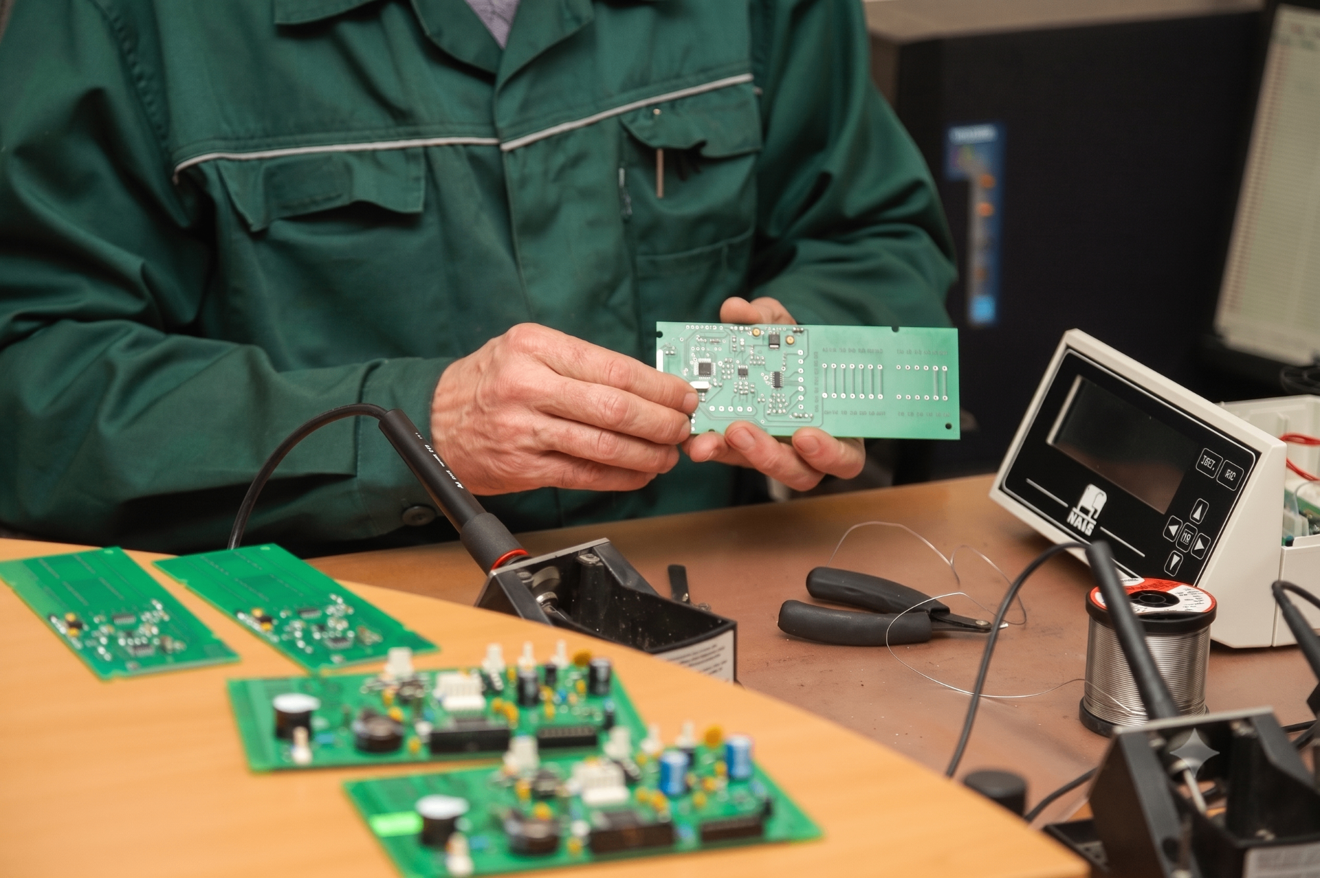 Técnico da Severo realizando manutenção em luminárias LED